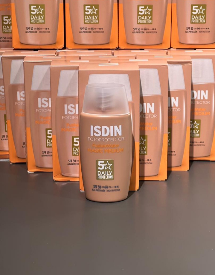 ضدآفتاب ایزدین فیوژن واتر مجیک رنگ مدیوم یک ضدآفتاب با SPF 50